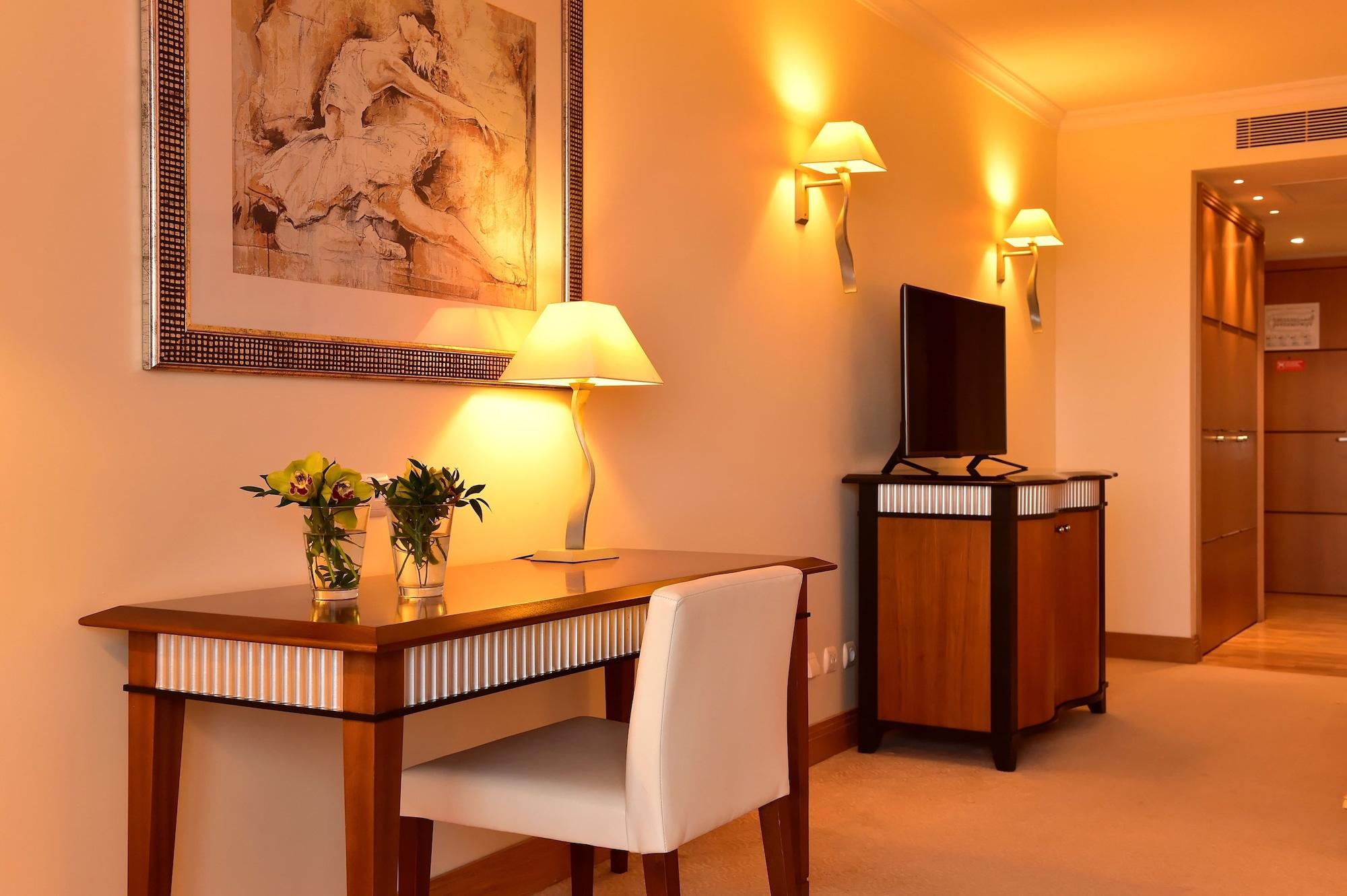 Pestana Grand Ocean Resort Hotel Фуншал Екстериор снимка A room at the hotel