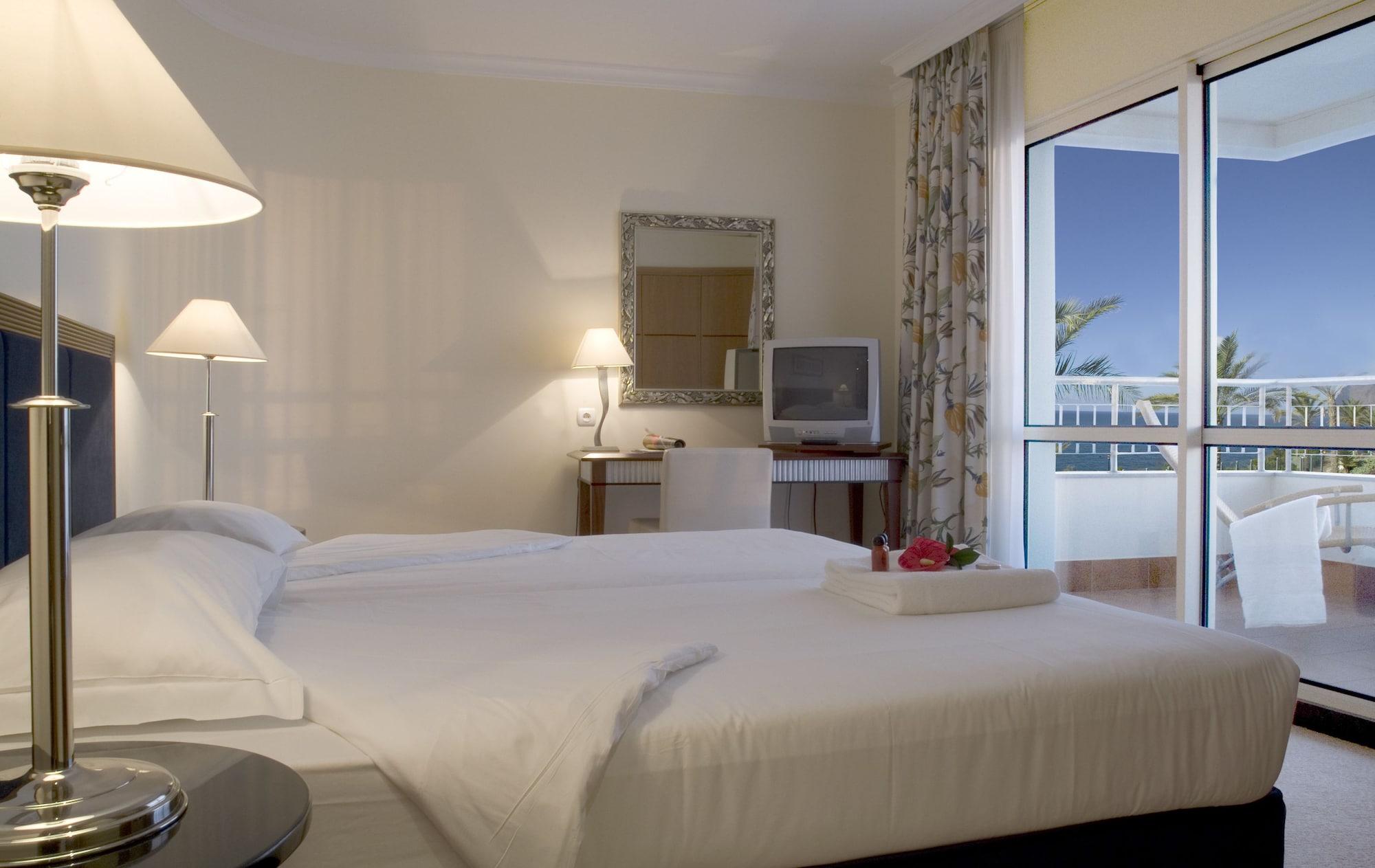 Pestana Grand Ocean Resort Hotel Фуншал Екстериор снимка A room at the hotel
