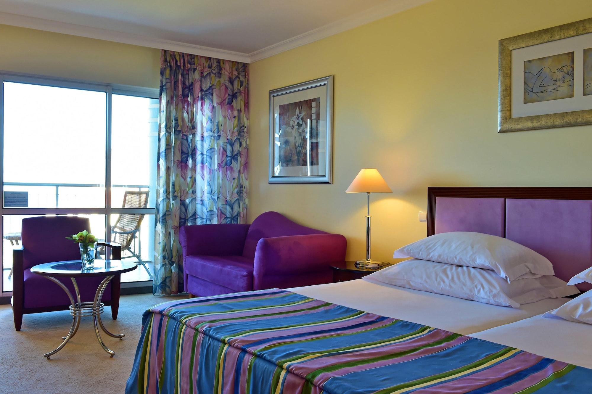 Pestana Grand Ocean Resort Hotel Фуншал Екстериор снимка A room at the hotel