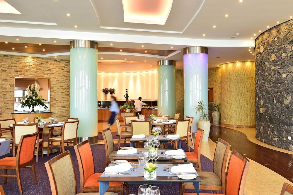 Pestana Grand Ocean Resort Hotel Фуншал Екстериор снимка The restaurant