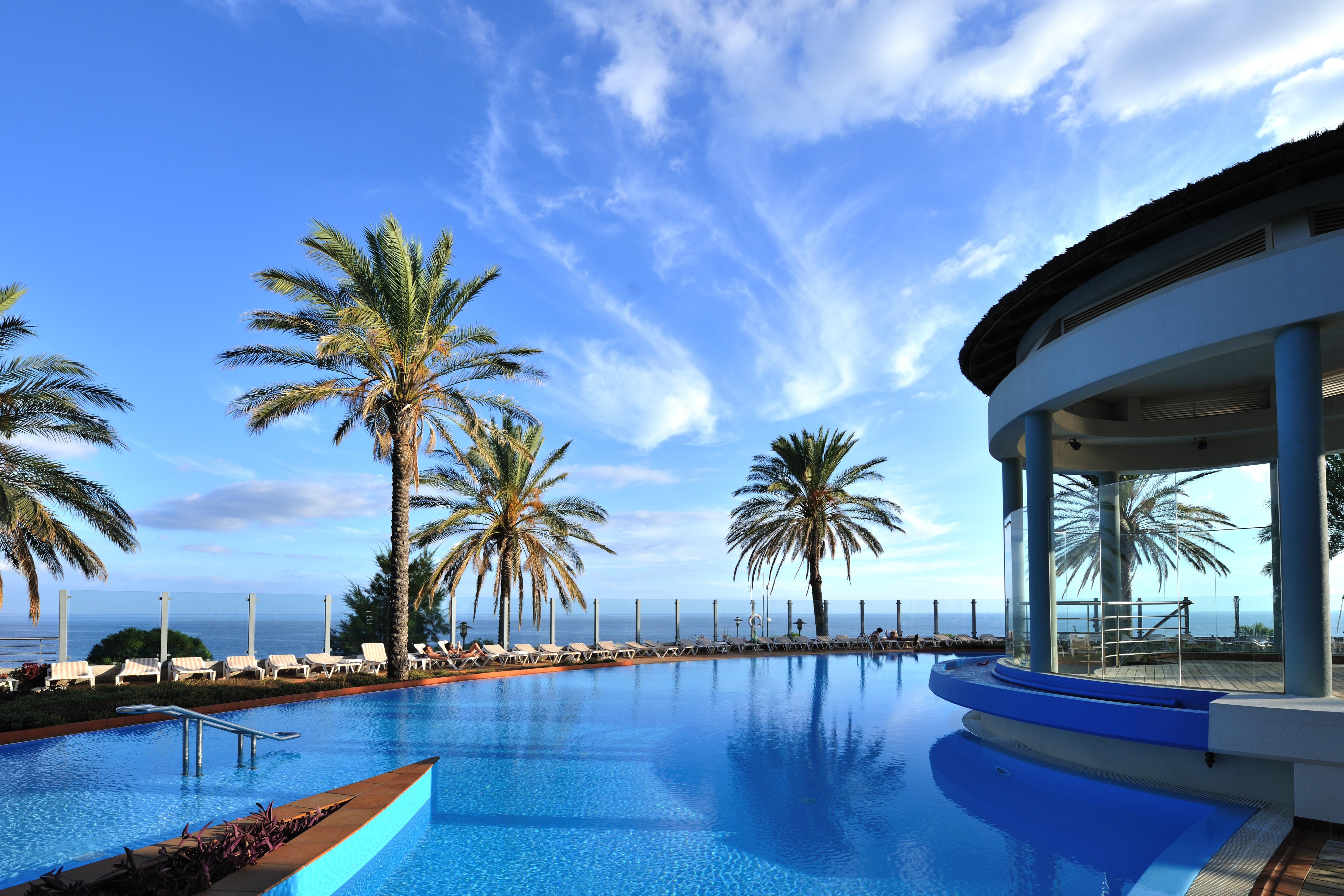 Pestana Grand Ocean Resort Hotel Фуншал Екстериор снимка The pool at the hotel