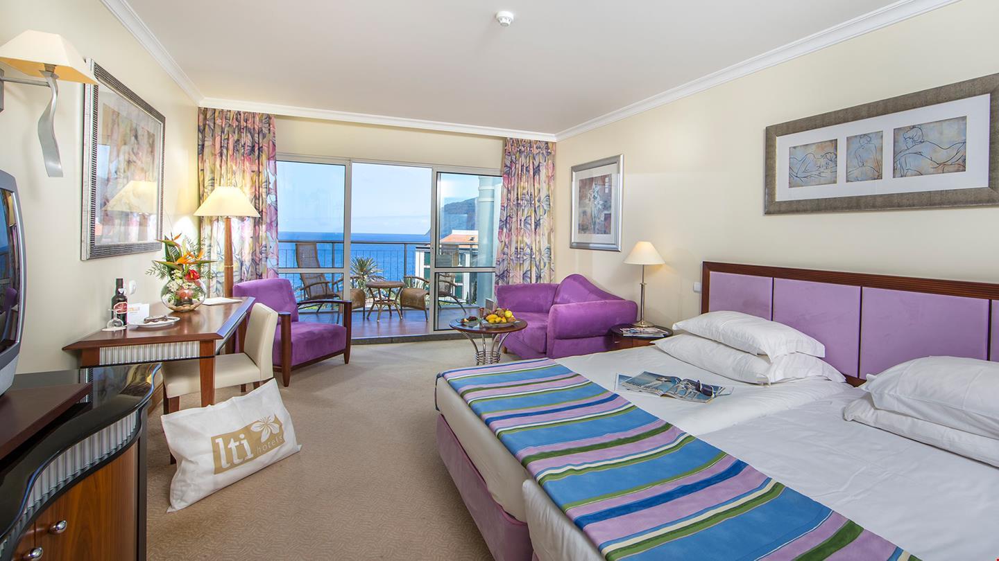Pestana Grand Ocean Resort Hotel Фуншал Екстериор снимка A room at the Dan Hotel