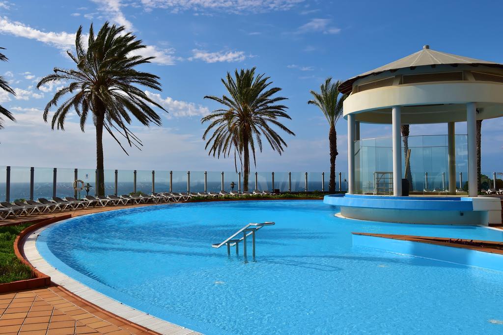 Pestana Grand Ocean Resort Hotel Фуншал Екстериор снимка The swimming pool at the hotel