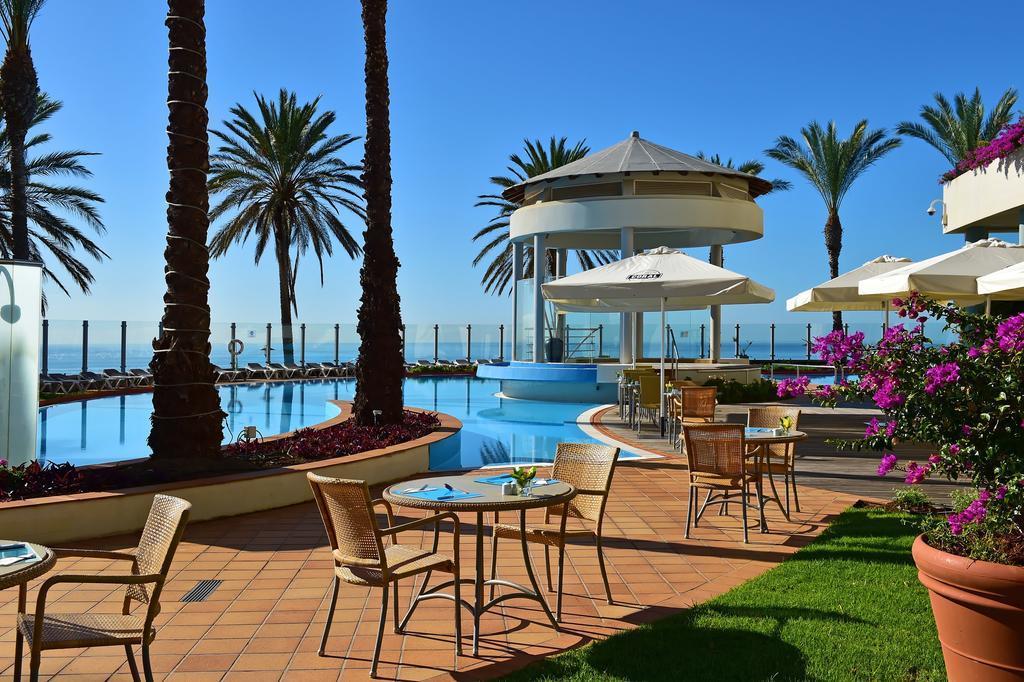 Pestana Grand Ocean Resort Hotel Фуншал Екстериор снимка The pool at the Royal Beach Palace